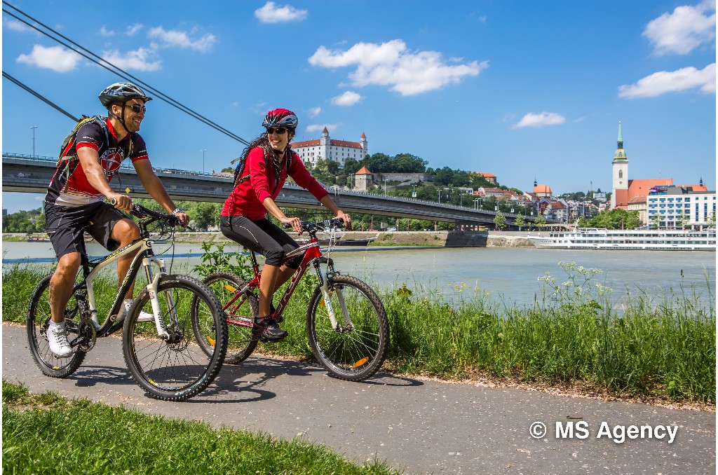 In bici sulla riva del Danubio sullo sfondo del castello, del ponte UFO ©Bratislava Tourist Board