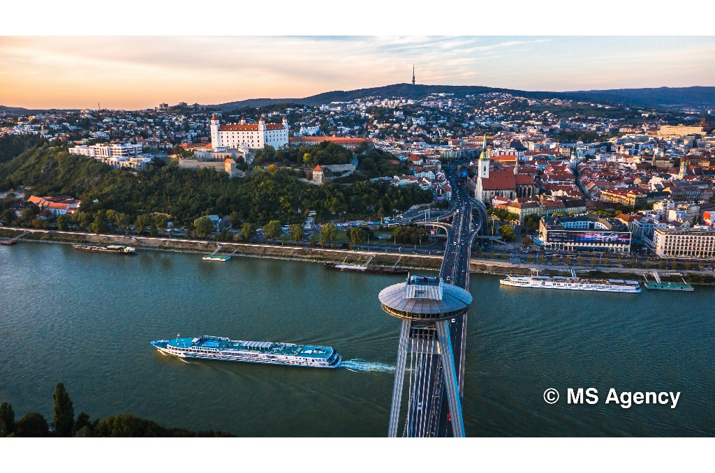 Panorama con il castello, la cattedrale, il Danubio e il ponte UFO ©Bratislava Tourist Board